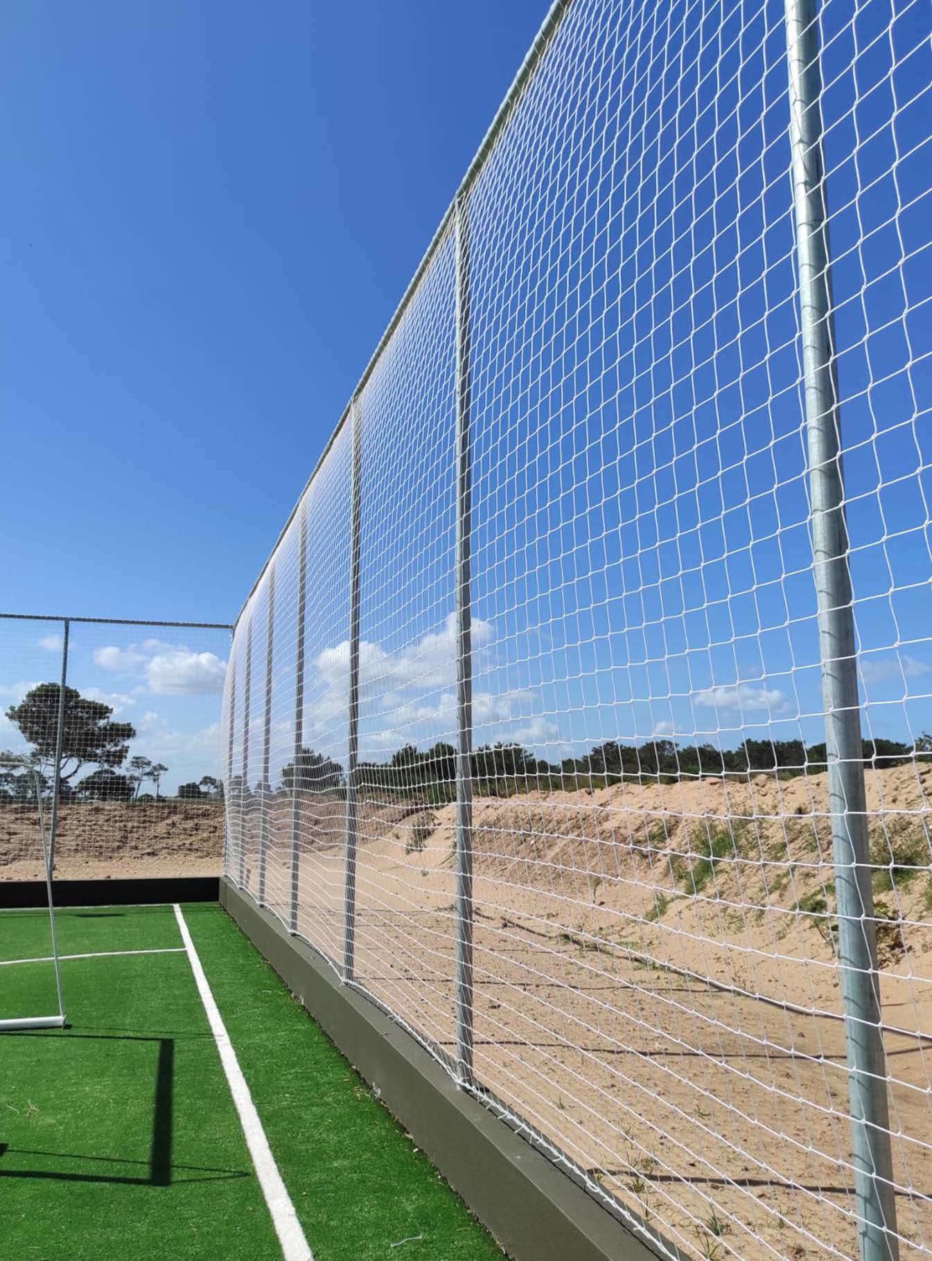 Red de contención en complejo deportivo